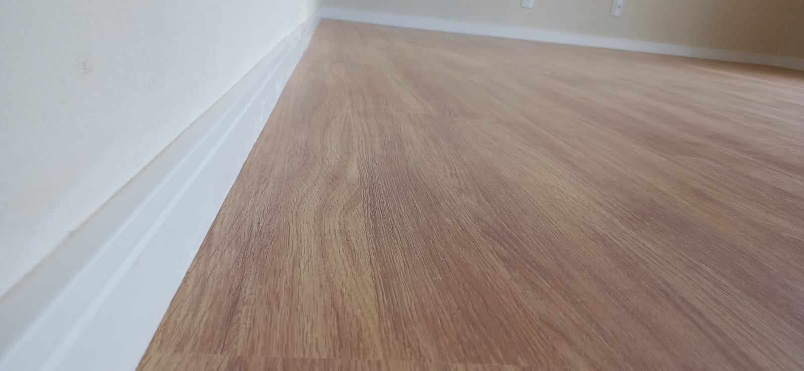 Rodapé de polietileno com piso laminado 1